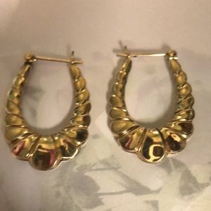 Solid 14k Yellow Gold Pair Of Beautiful Ladies Hoop Hinged Earrings. Nice set!